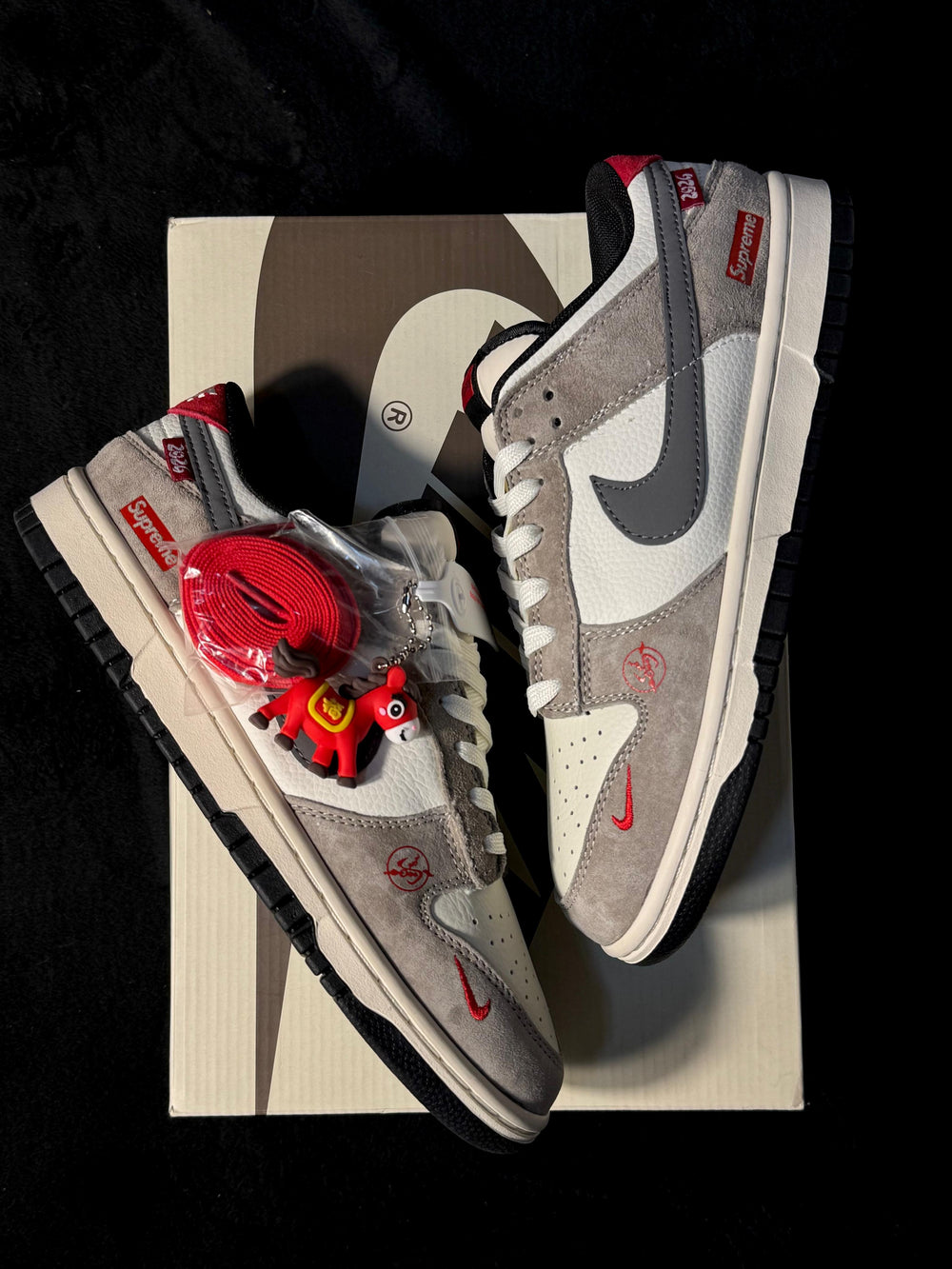 SB Dunk Low Supreme