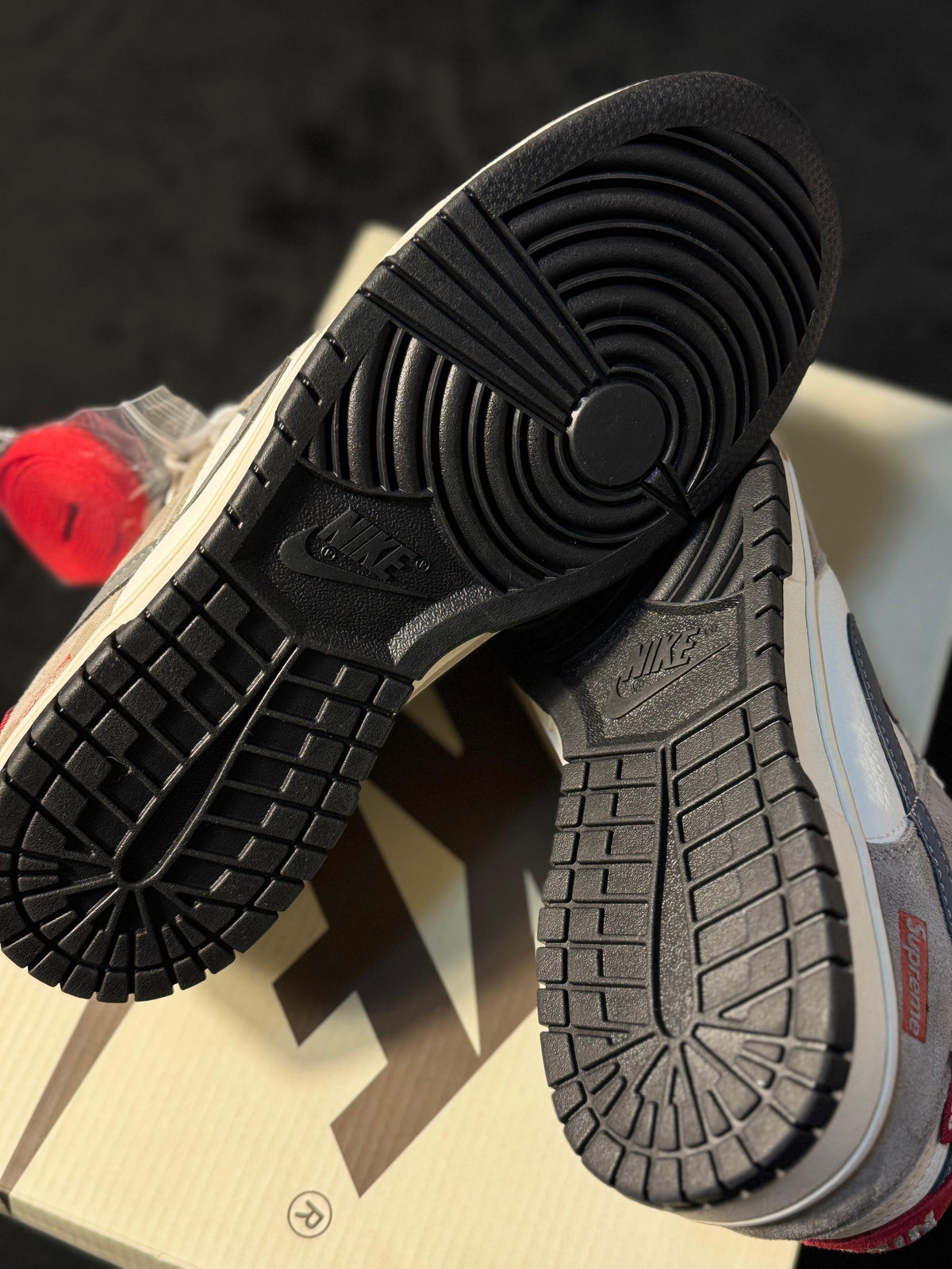 SB Dunk Low Supreme